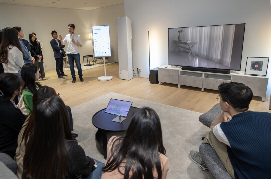 삼성전자 직원이 지난 14일 수원사업장 디지털시티에 위치한 CX·MDE(고객 중심 멀티 디바이스 경험)센터에서 'AI 라이프'를 소개하고 있다.. 삼성전자 제공